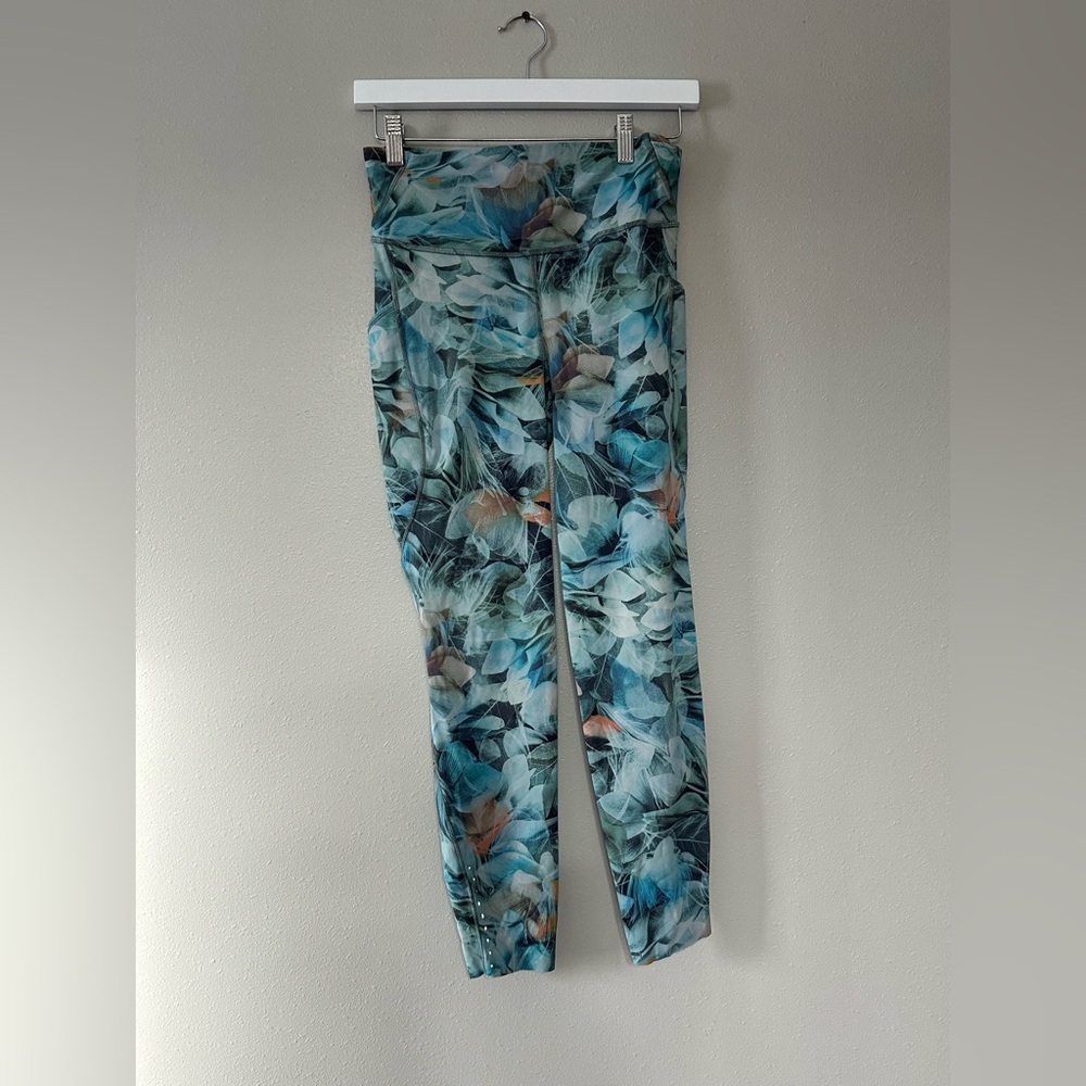 Lululemon Fast and Free High-Rise Tight 25"
7 Pocket Luminescent Floral Multi - Picture 8 of 9